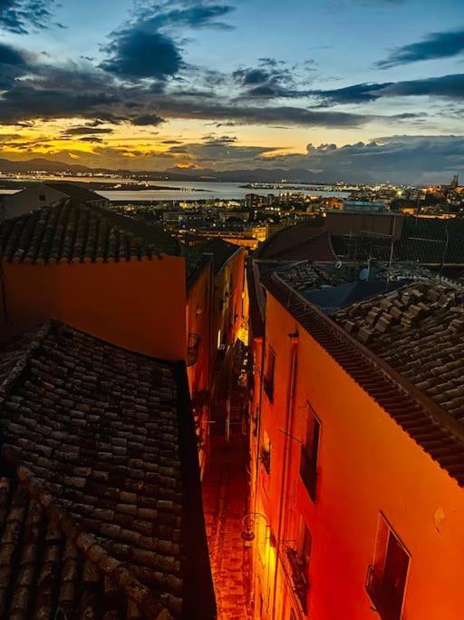 شقة Castello Attic Sunset Terrace كالياري المظهر الخارجي الصورة